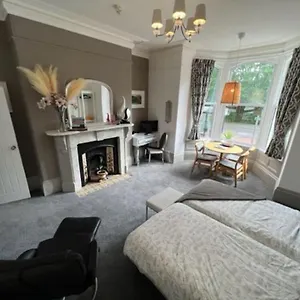 2 Bed Ground Floor Apartment, Sleeps 4 With Free Parking Harrogate